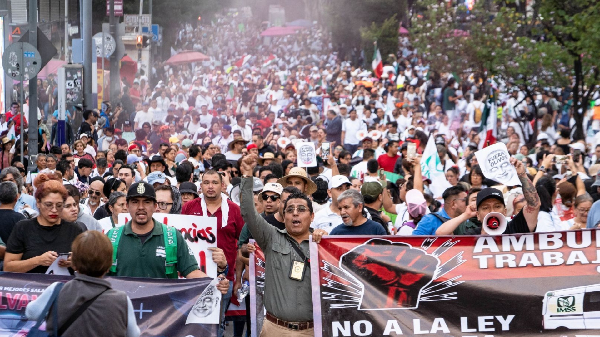 Marcha de trabajadores del IMSS en la Ciudad de México.